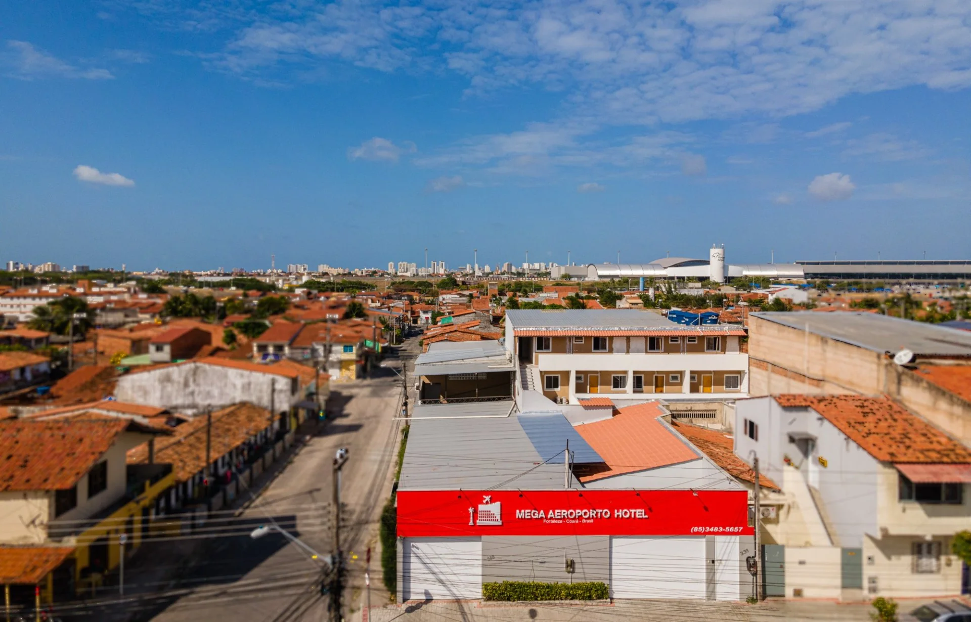 Vista aérea: el hotel y la terminal del Aeropuerto Pinto Martins en el mismo encuadre