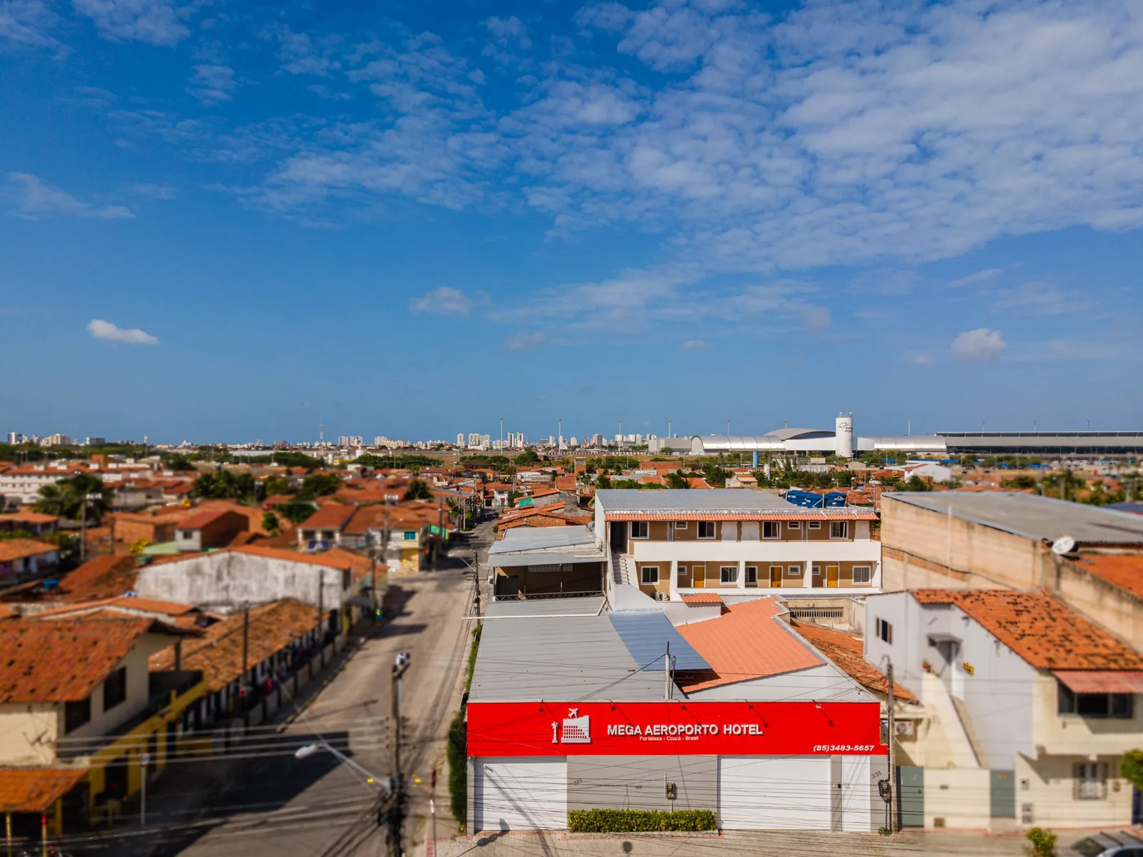Vista aérea do hotel com o aeroporto ao fundo